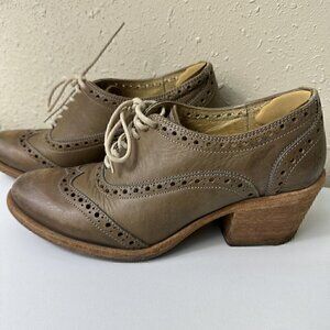 FRYE Maggie Perforated Wingtip Oxford Shoes Heeled Tan Leather US 6.5B USED.